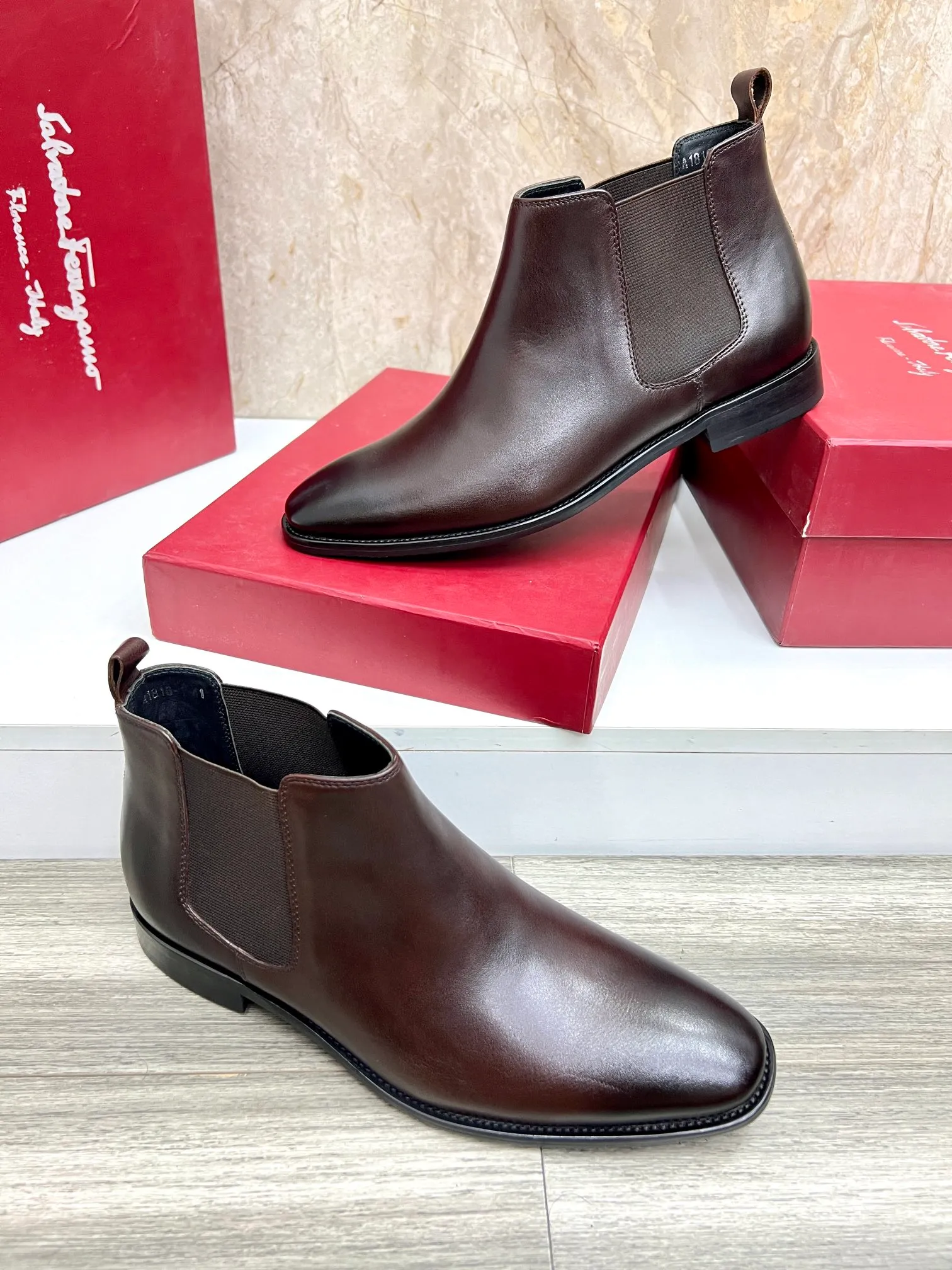 Original order quality: Men's shoes 💰700 Brand: Ferragamo (Ferragamo) One size larger: Men's size 38-44 (45 customized) Grade: Same style as the official website High-end men's shoes Material: Original cowhide, cowhide lining, original outsole Style category: Chelsea men's boots Fashion trend Color: Actual picture